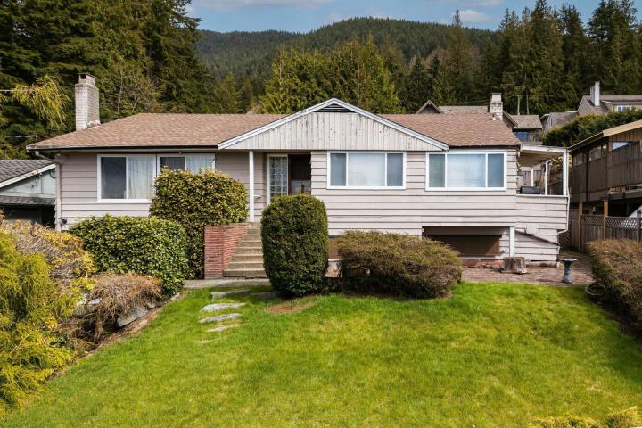690 Blueridge Avenue, Canyon Heights NV, North Vancouver 2