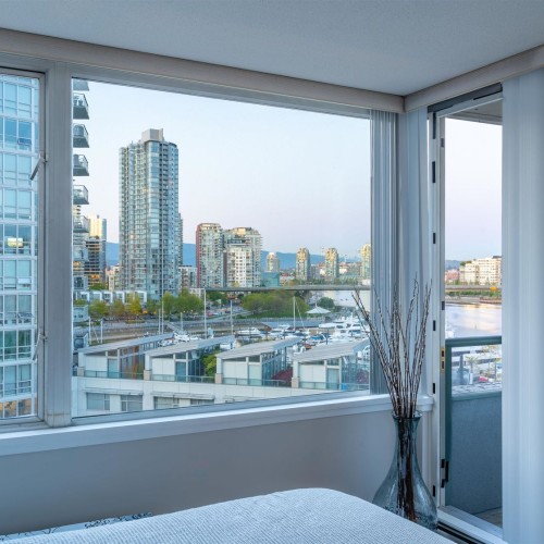 Photo 10 at 906 - 1288 Marinaside Crescent, Yaletown, Vancouver West