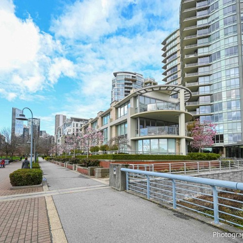 Photo 4 at 303 - 1328 Marinaside Crescent, Yaletown, Vancouver West